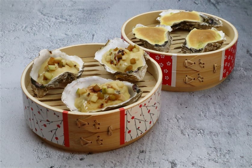 Gratined oysters in basket