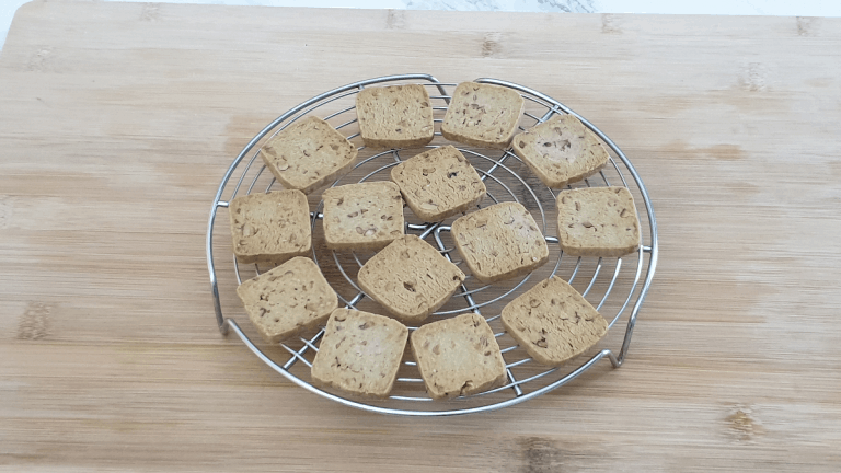 Blue cheese – pecan nuts sablée biscuits