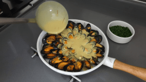 mouclade mussels pouring sauce