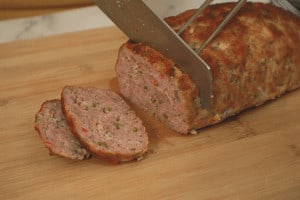 slicing meatloaf
