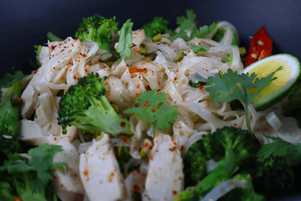 rice noodles with chicken close up