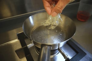 mixing gelatine in sugar syrup