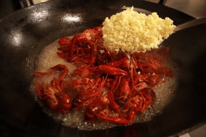 cooking crayfish with garlic