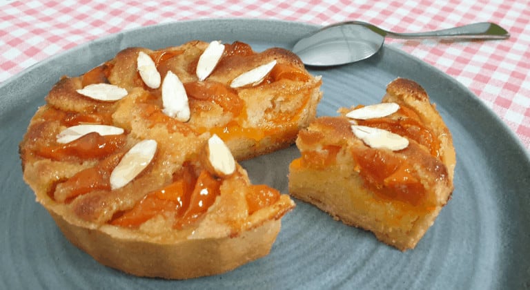 Apricot tartlet with almond cream