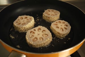 frying the lotus root sandwiches