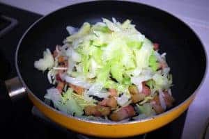 combining cabbage with bacon and fragrant ingredients
