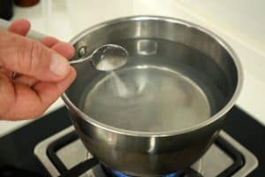 preparing water for poached eggs