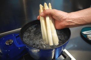 boiling white asparagus