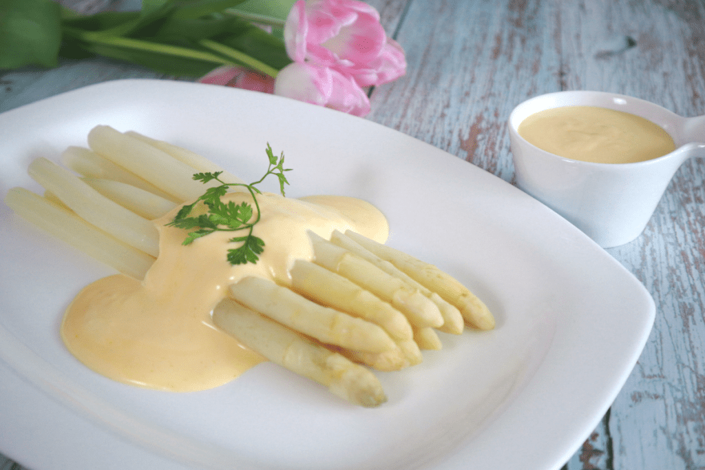 white asparagus with hollandaise sauce