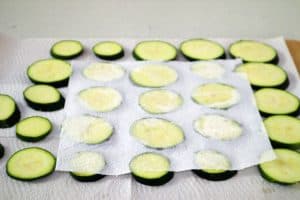 pad drying zucchini slices