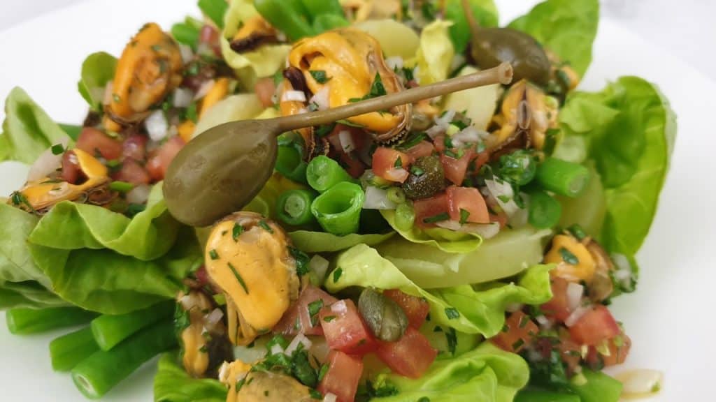 mussel salad with boston lettuce 