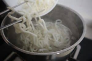 boil udon noodles