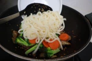 mix udon noodles with other ingredients