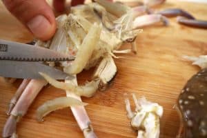cut the gills of crab