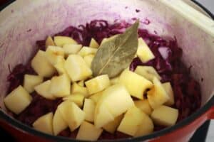 add apples to red cabbage
