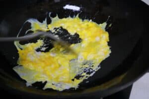 scramble eggs in a wok